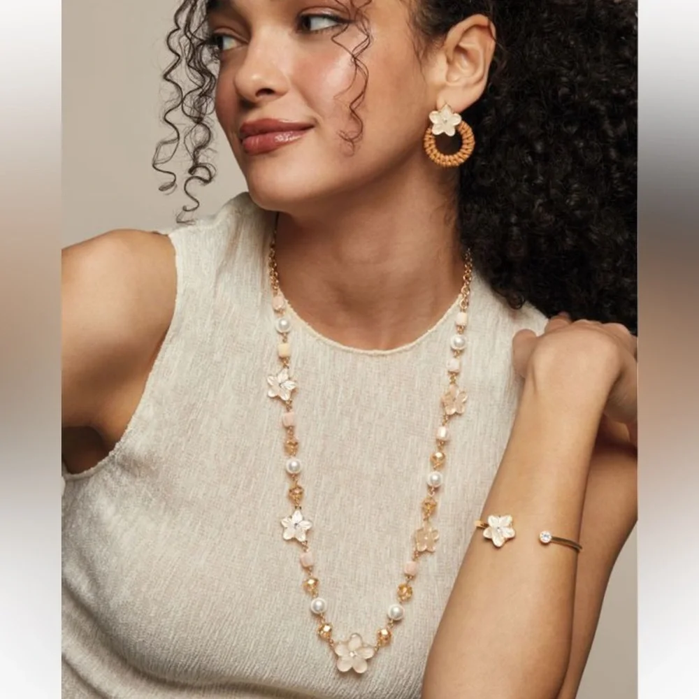NIB Avon Blossom Breeze Jewelry Set – Necklace, Earrings & Bracelet - Picture 4 of 14
